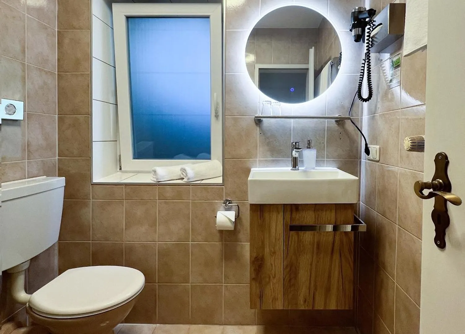 Sieben Zimmer Am See 프리엔암치엠시 호텔
